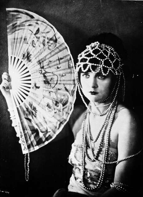 Lady with fan - Fashion in the 1920s