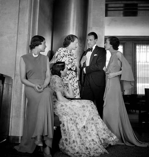 Fashion in the 1930s Passagers à bord du paquebot transatlantique "Champlain", 1934