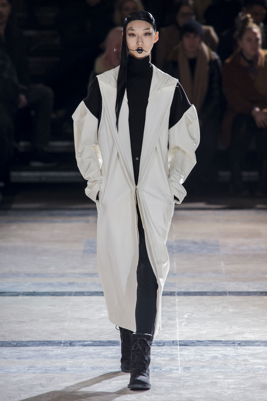 Yohji Yamamoto Woman Autumn-Winter 2016