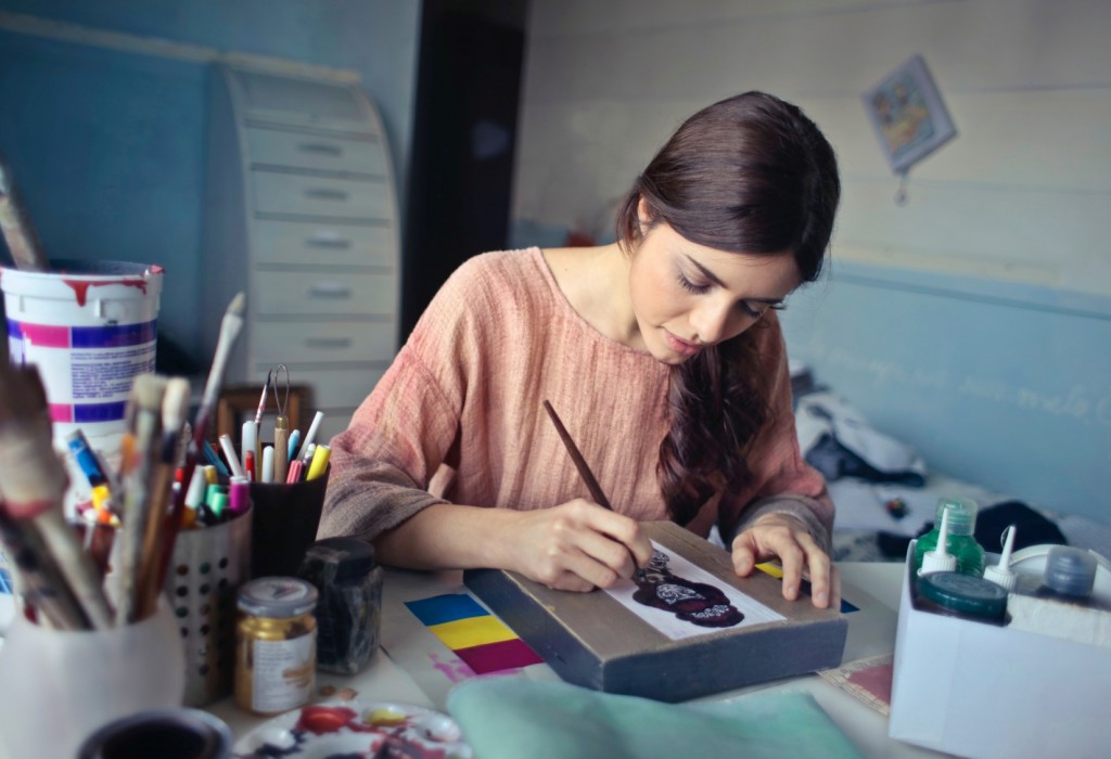 https://www.pexels.com/photo/woman-in-brown-scoop-neck-long-sleeved-blouse-painting-933255/